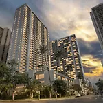 Sea View Condos At The Waikiki Banyan - Free Parking!