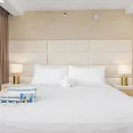 Steps To Waikiki Beach! Newly Renovated With 75\