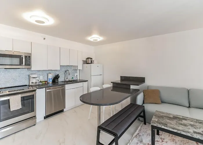 Sea View Condos At The Waikiki Banyan - Free Parking!