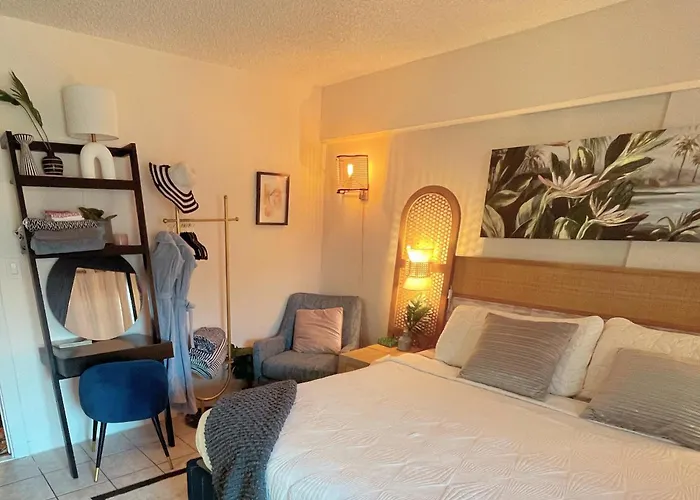 Seashore Waikiki Studio 1 Block From A Beach No Resort Fees