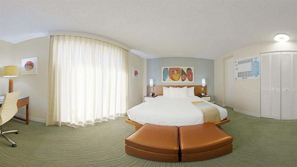 Shoreline Waikiki 4*