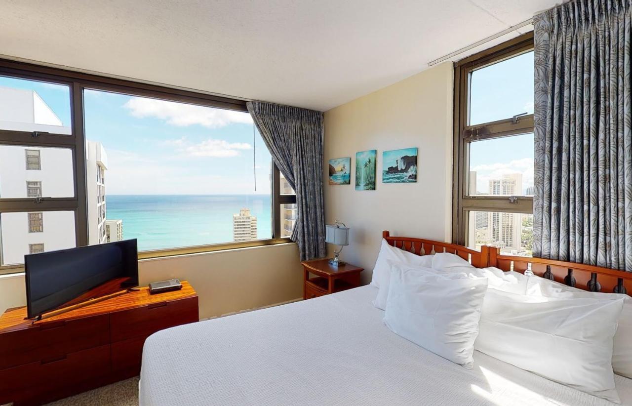 Sea View At The Waikiki Banyan - Free Parking! Apartment *