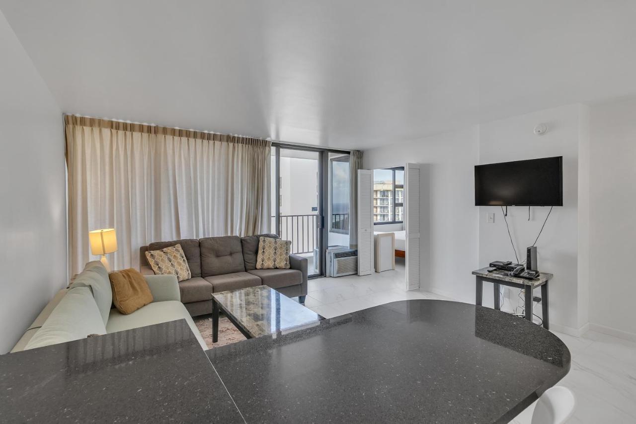 Sea View At The Waikiki Banyan - Free Parking! *