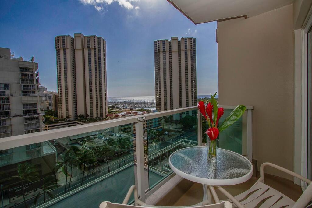 Ocean Views Walk To Waikiki And Mall 1223 Holiday home *