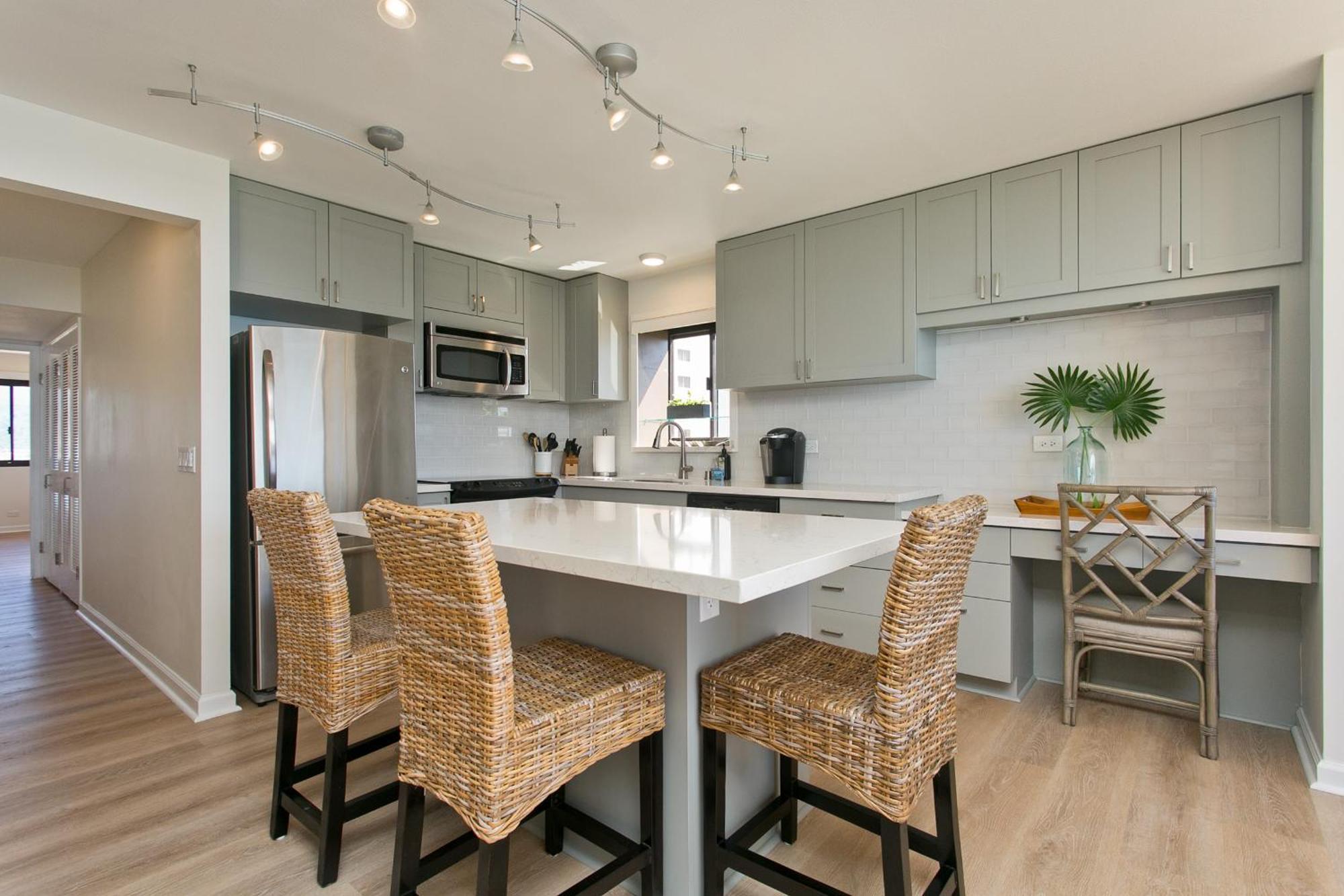 High Floor Luxury Oceanfront At Waikiki Tower *