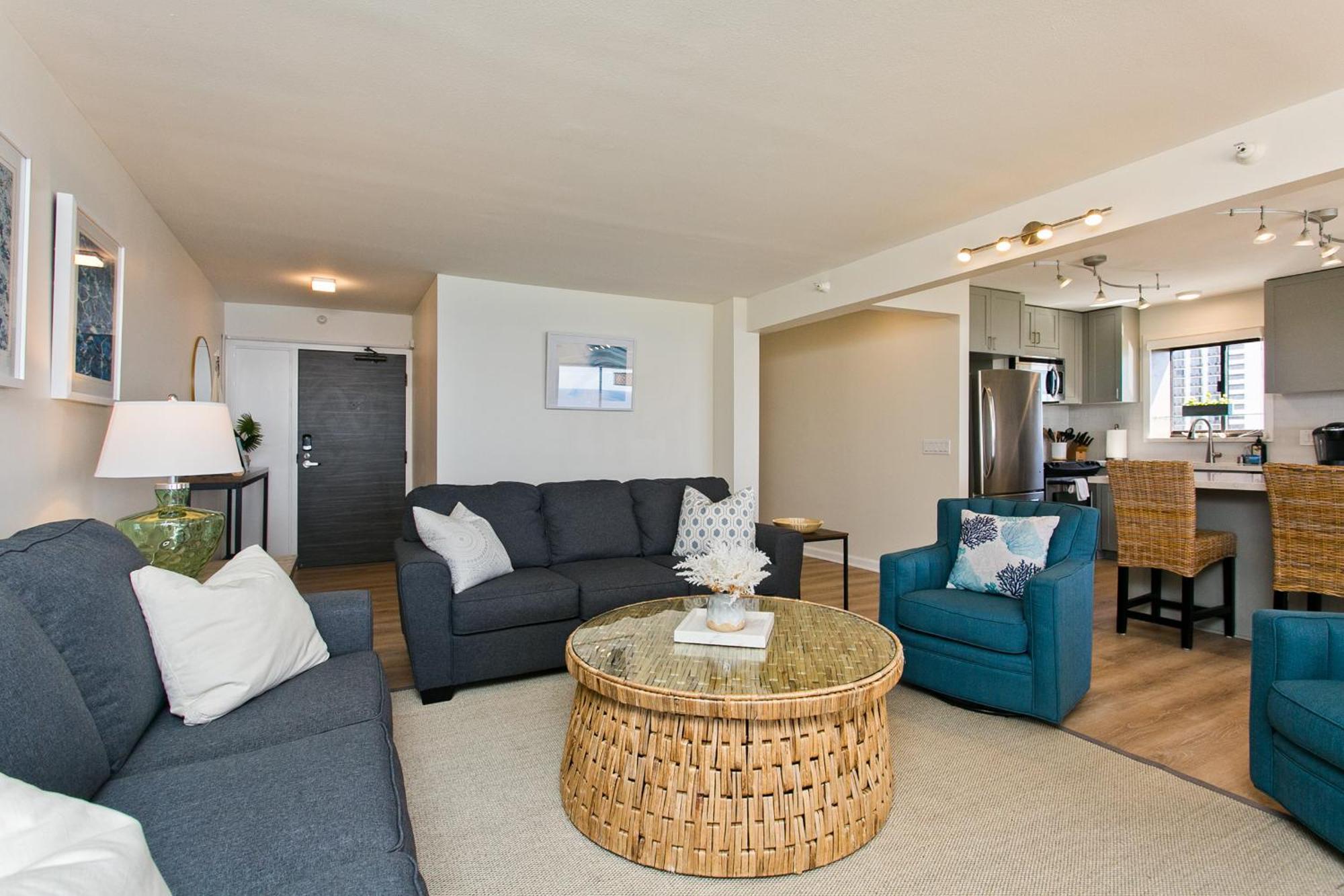 High Floor Luxury Oceanfront At Waikiki Tower