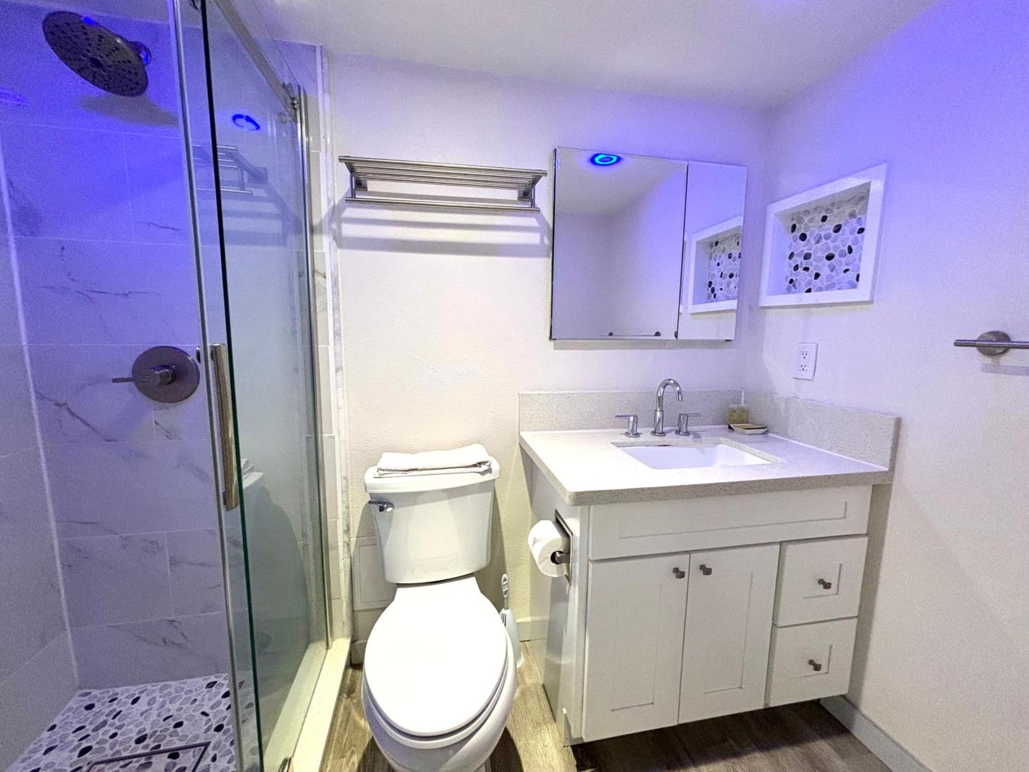 Holiday home Ilikai 1822-2br2ba Modern Unit With Ocean &harbor Views No Fees *