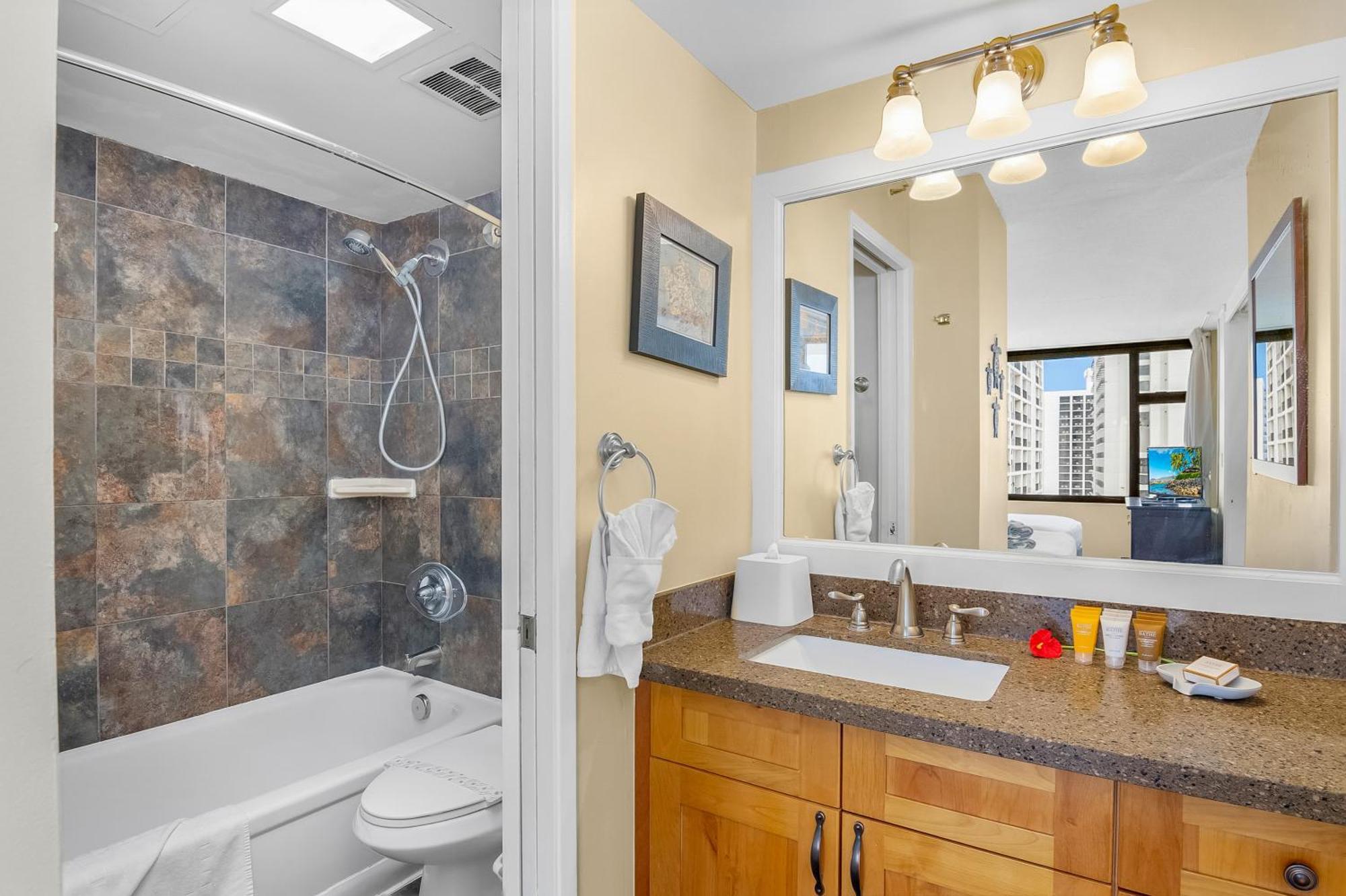 Apartment Beautiful 1br, Steps To Waikiki And Parking