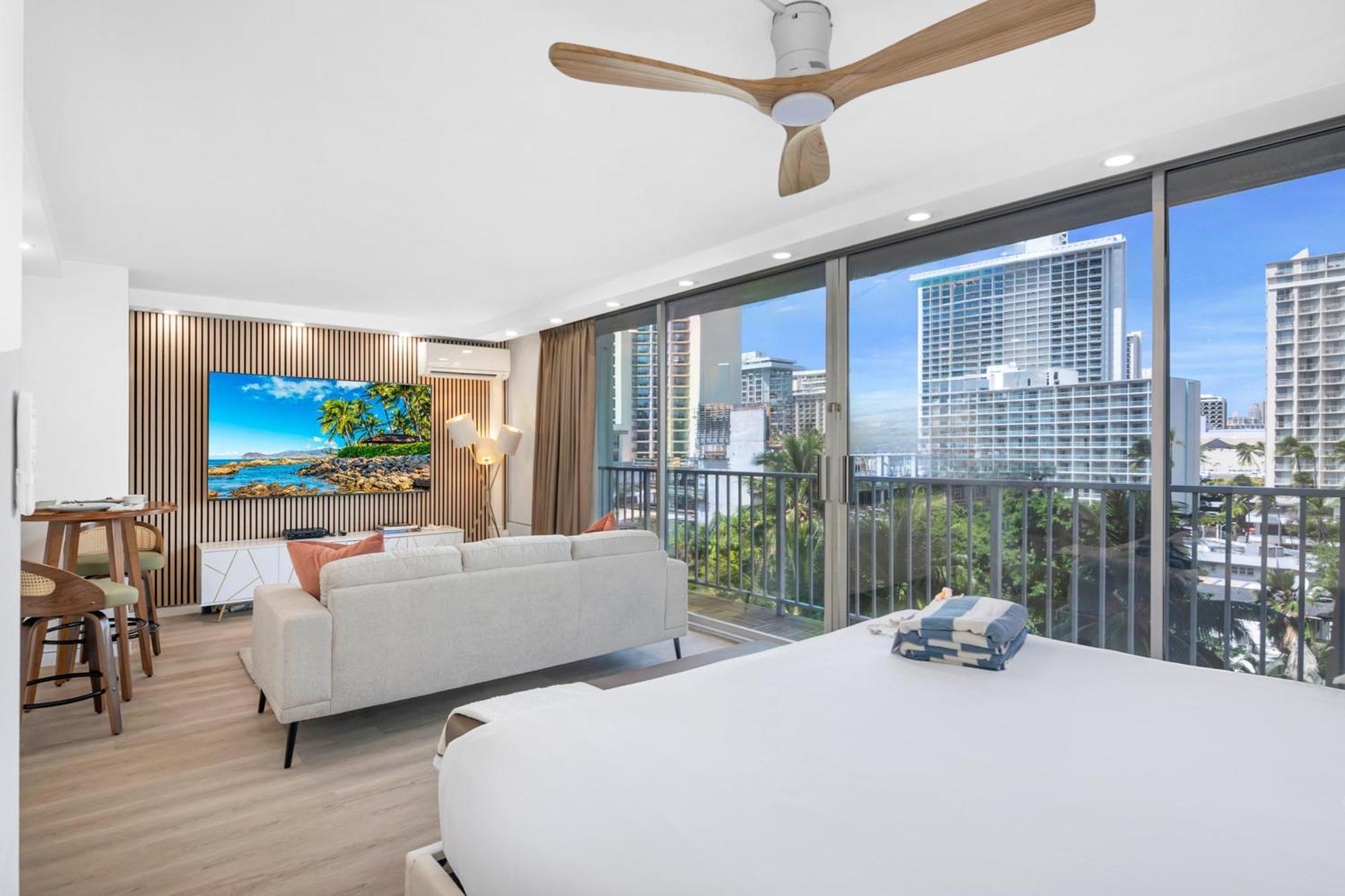 Steps To Waikiki Beach! Newly Renovated With 75