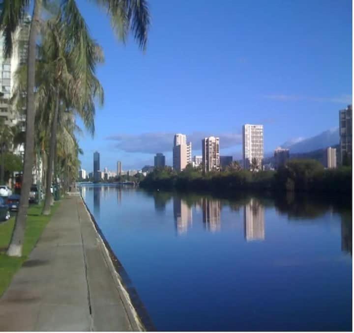 A Cozy At Waikiki *