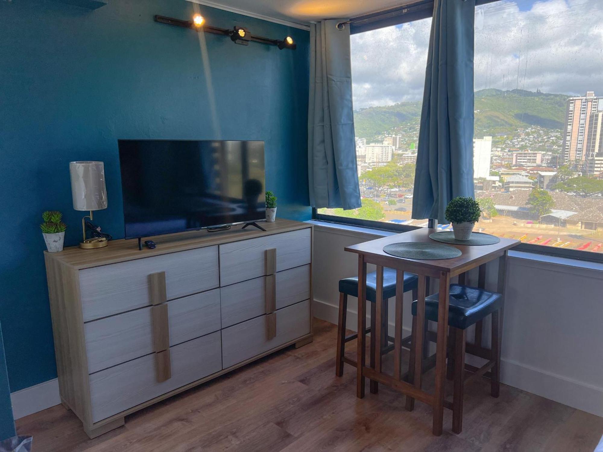 Magical Mountain View Escape Apartment Honolulu
