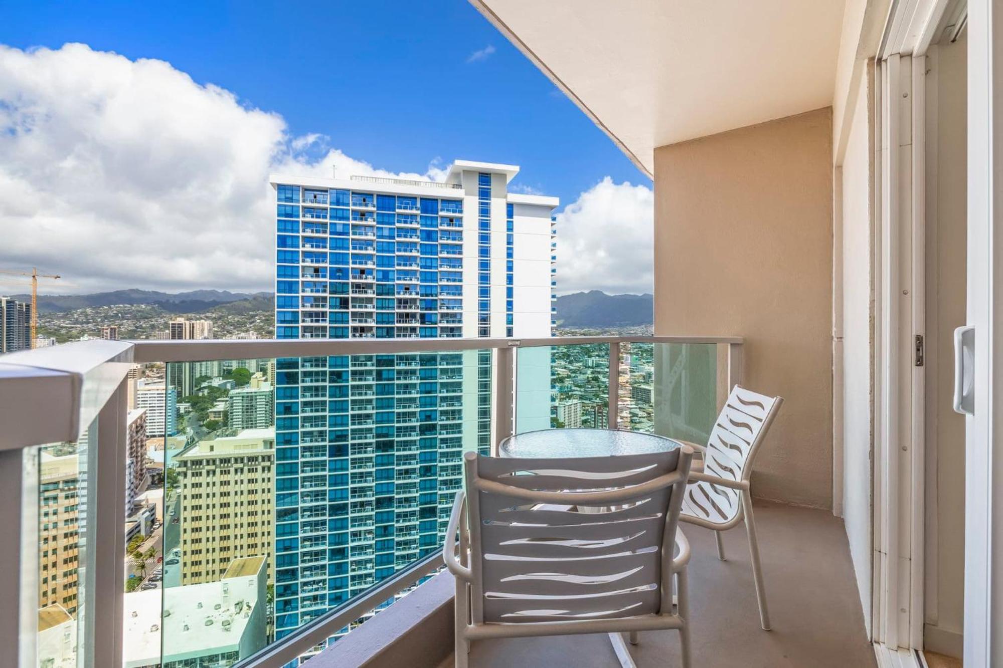 Newly Renovated Floor Balcony Holiday home Honolulu