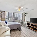 Modern Waikiki Condo Perfect For Beach Getaway!
