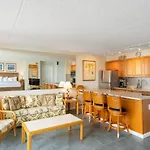 Deluxe Waikiki Banyan Condos - Free Parking & Wifi