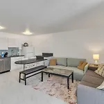 Sea View Condos At The Waikiki Banyan - Free Parking!