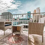 Modern Studio - Heart Of Waikiki With Parking!