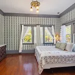 Manoa Valley Inn