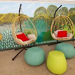 Waikiki Beachside Hostel