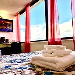 Waikikibeach Familyroom For 10 People River View