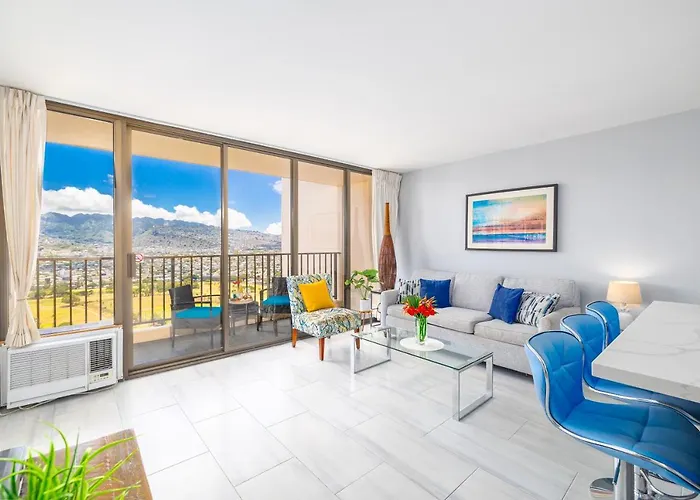 Tropical Retreat Near Waikiki Beach With Parking