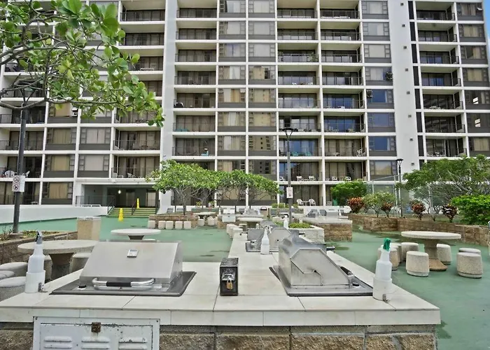 Pe\'A Ocean View Suite @Waikiki Banyan +1 Free Park