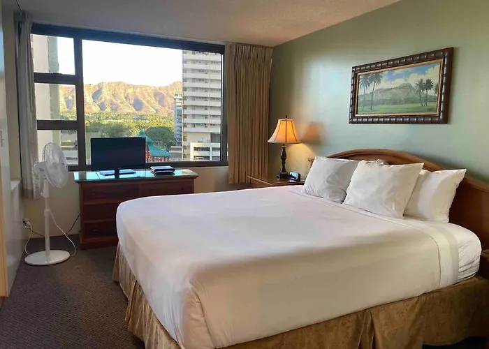 Lovely 1Br Condo At The Waikiki Banyan With Pool