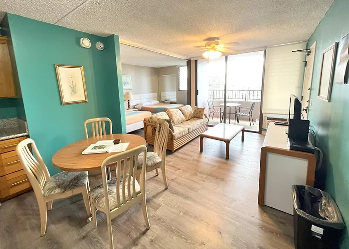Royal Kuhio 1704 - Spacious Studio With Stunning Mountain Views In The Heart Of Waikiki!