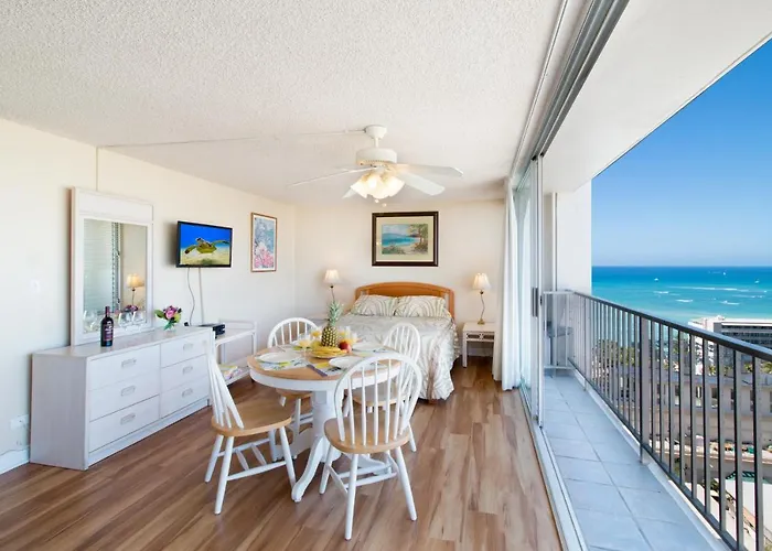 Aloha Oasis, Ocean View Studio, Near Waikiki Beach