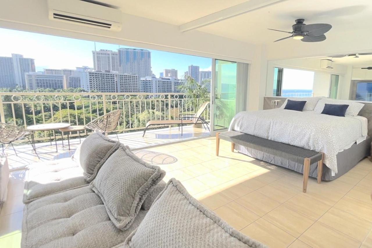 Waikiki Shore 1116 Beachfront Apartment