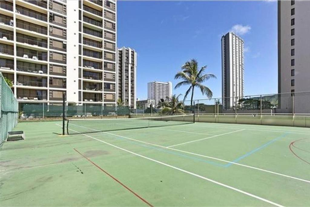 Waikiki Banyan 2111a