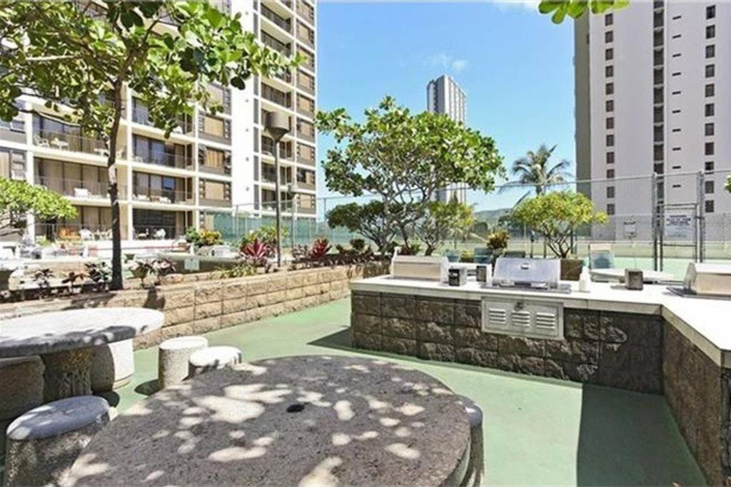 Waikiki Banyan 2111a Honolulu