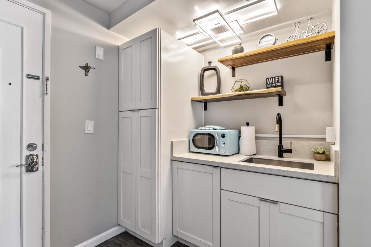 Apartment Inviting Waikiki Grand One Block To Beach! *