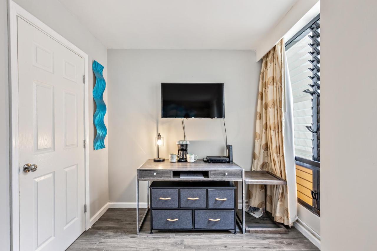 Apartment Inviting Waikiki Grand One Block To Beach! *