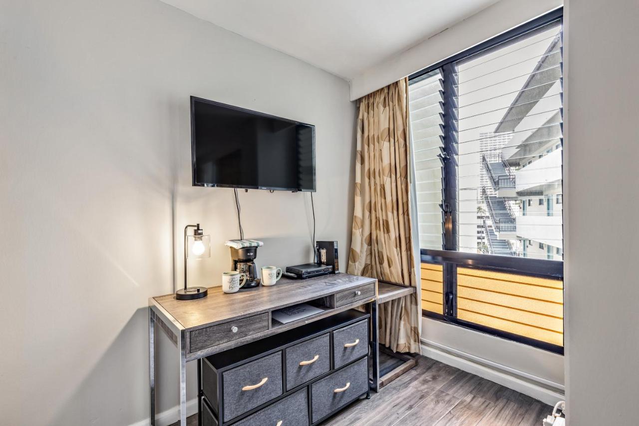 Apartment Inviting Waikiki Grand One Block To Beach! Honolulu