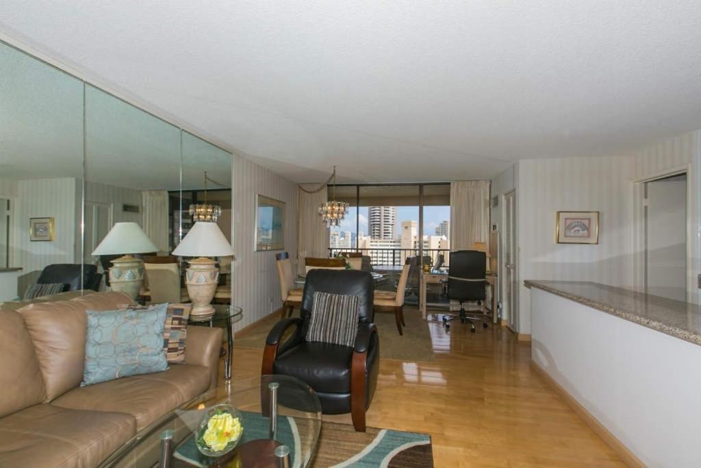 Spacious With Private Balcony At Discovery Bay - Free Wifi, Near Beaches! Honolulu