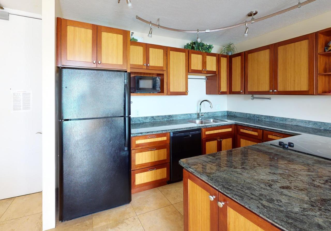 Sea View At The Waikiki Banyan - Free Parking! Apartment