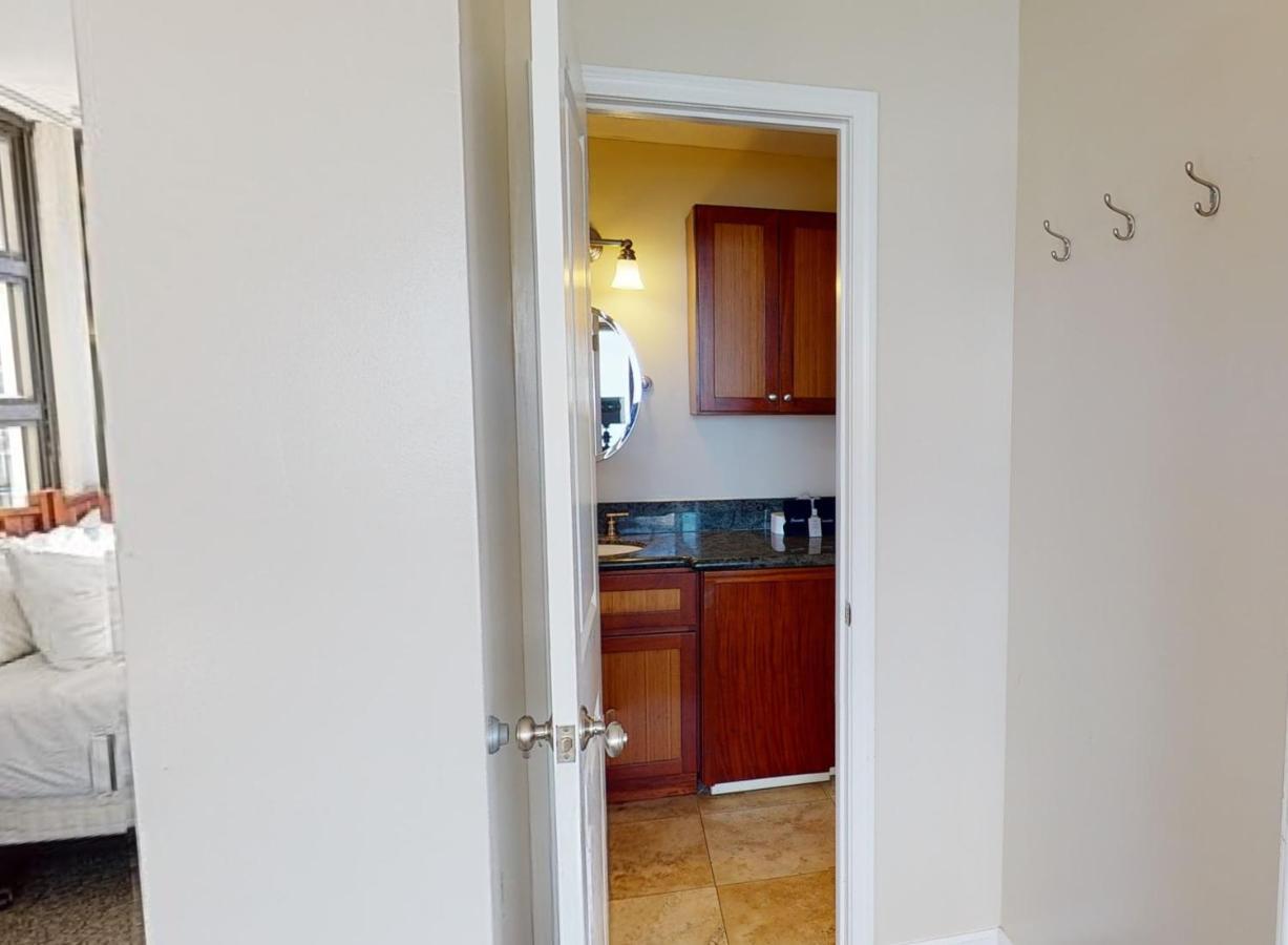 Apartment Sea View At The Waikiki Banyan - Free Parking! *