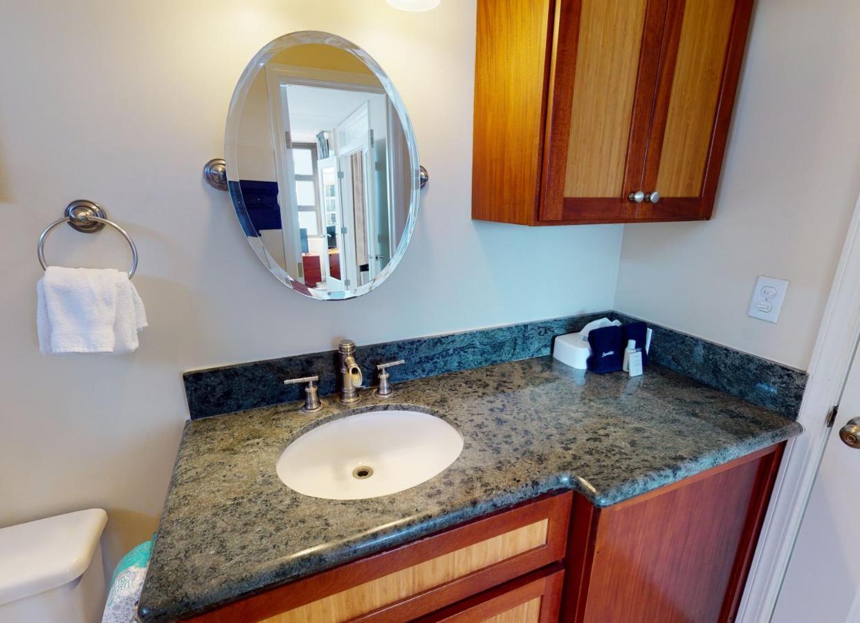 Apartment Sea View At The Waikiki Banyan - Free Parking!