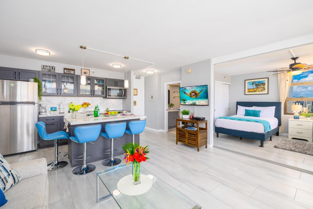 Tropical Retreat Near Waikiki With Parking Apartment