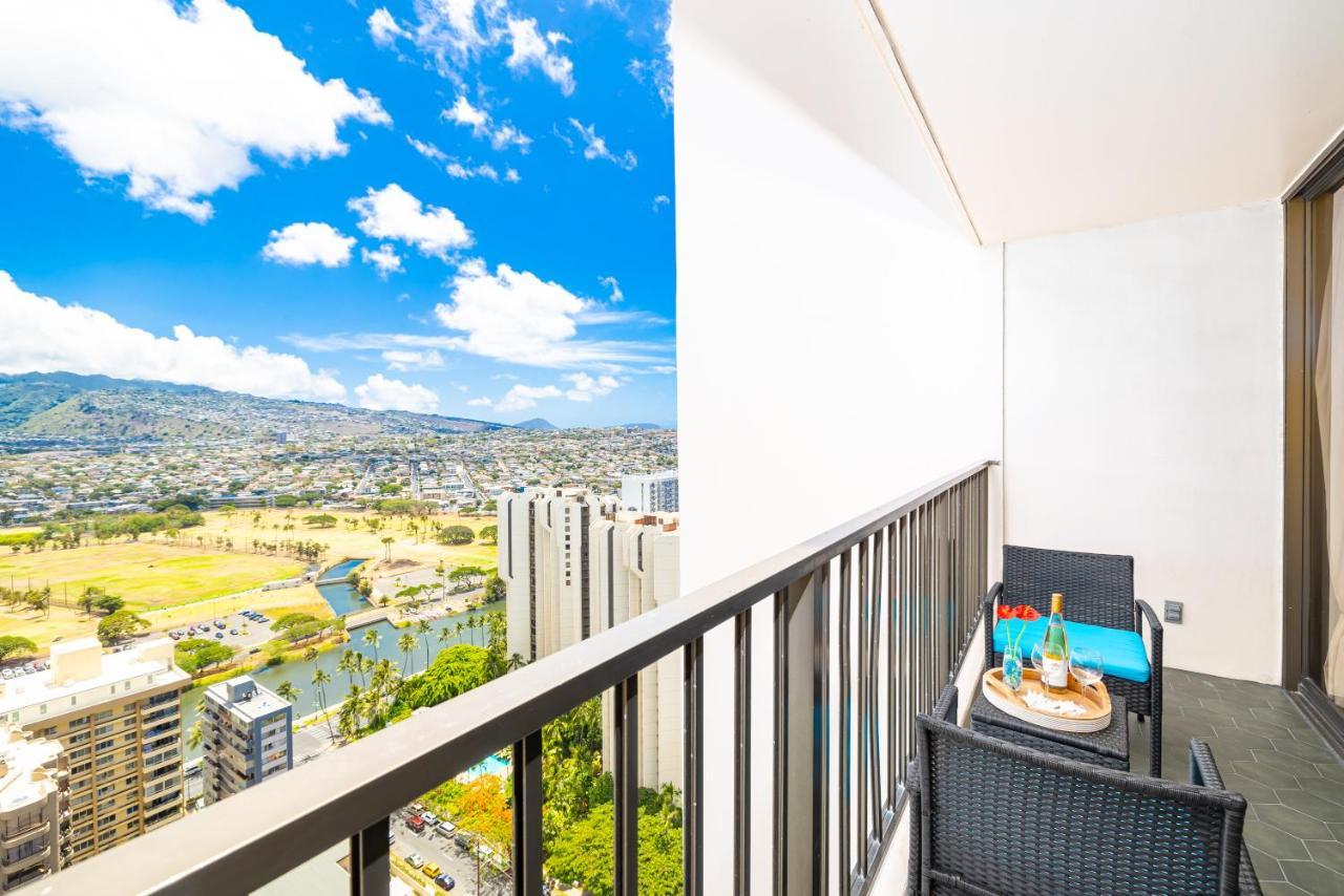 Tropical Retreat Near Waikiki With Parking *
