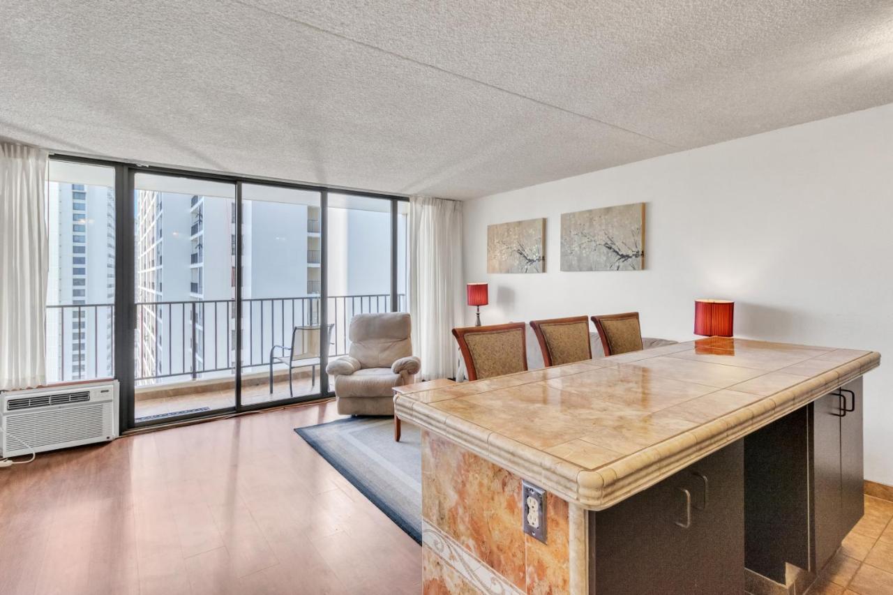 Sea View At The Waikiki Banyan - Free Parking! Apartment *