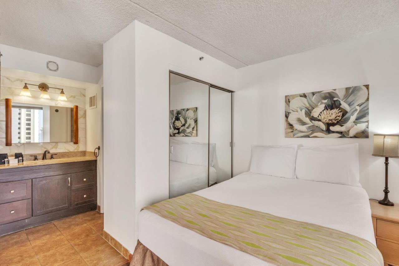 Apartment Sea View At The Waikiki Banyan - Free Parking!
