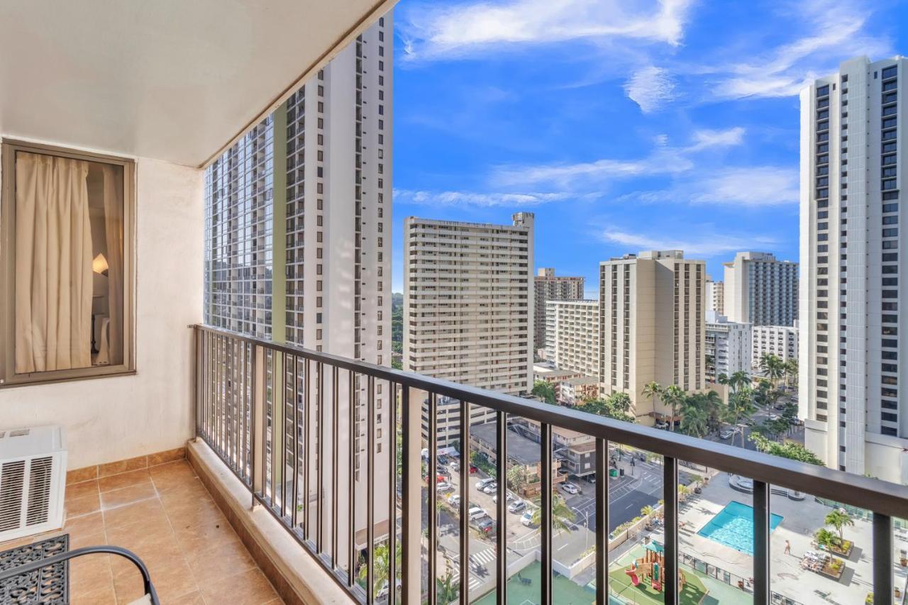 Sea View At The Waikiki Banyan - Free Parking! Apartment *