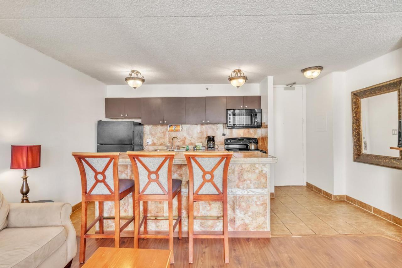 Sea View At The Waikiki Banyan - Free Parking! Apartment