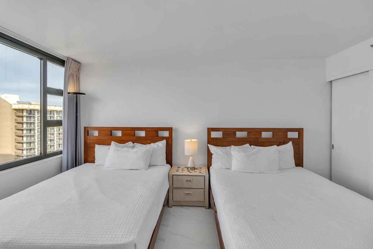 Sea View At The Waikiki Banyan - Free Parking! Apartment *