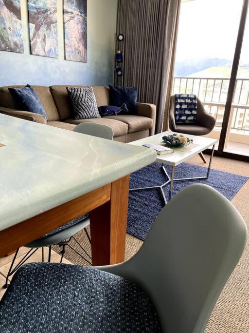 The Whale @waikiki Banyan Apartment