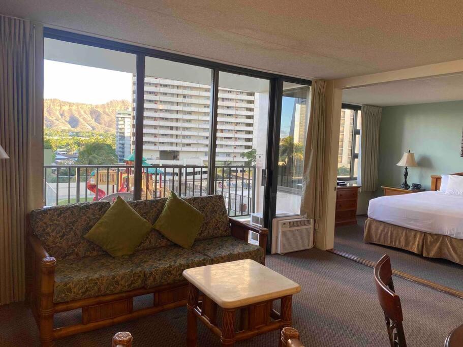 Lovely 1br At The Waikiki Banyan With Pool Apartment *