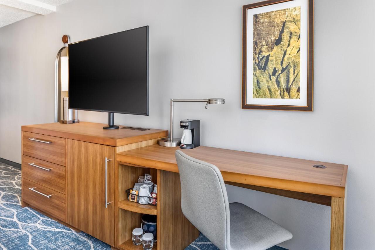 Hyatt Place Waikiki Hotel