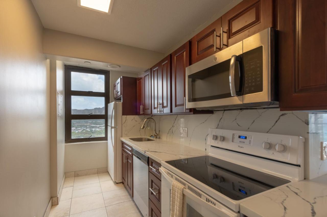 Newly Remodeled Corner Unit At The Waikiki Banyan With Diamond Head Views * Honolulu