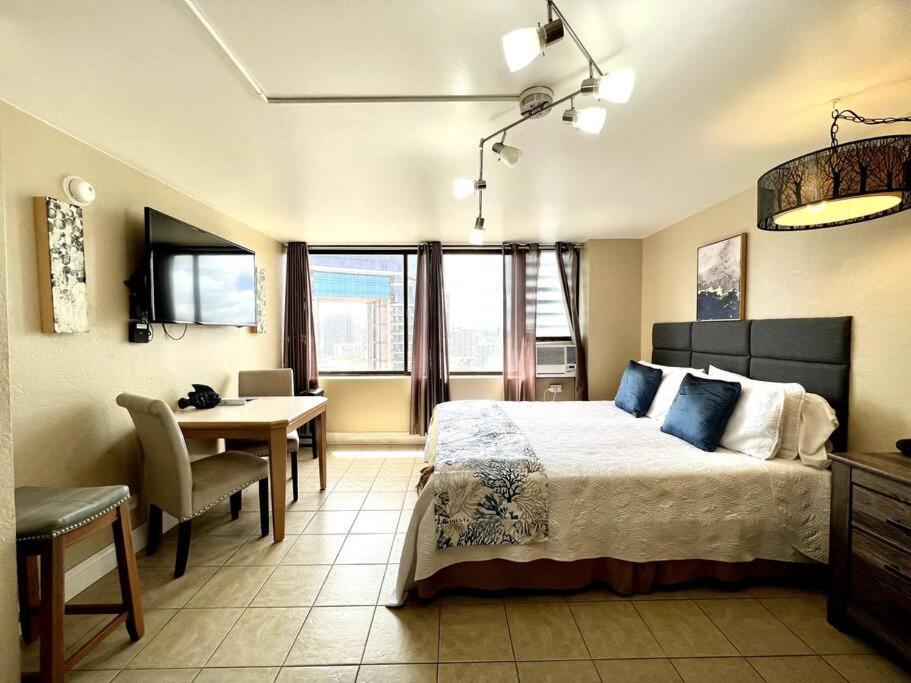 Apartment King Bed, Spacious, Legal, View *